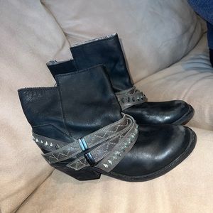 Women’s naughty monkey boots size 5.5